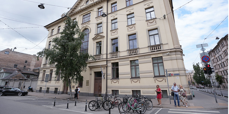 Sniedz ierosinājumus par gājēju ietvju apmaļu pazemināšanu